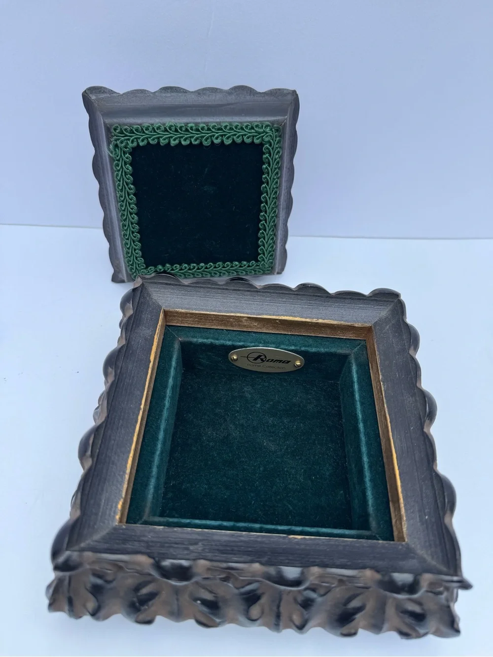 Vintage Roma Carved Wood Leaf Trinket Jewelry Box Velvet Lined Canada